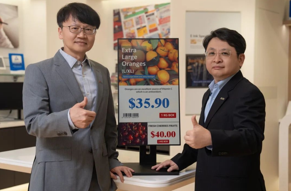 元太科技總經(jīng)理甘豐源(左)與友達(dá)光電友達(dá)智慧零售事業(yè)群總經(jīng)理?xiàng)畋驹?png